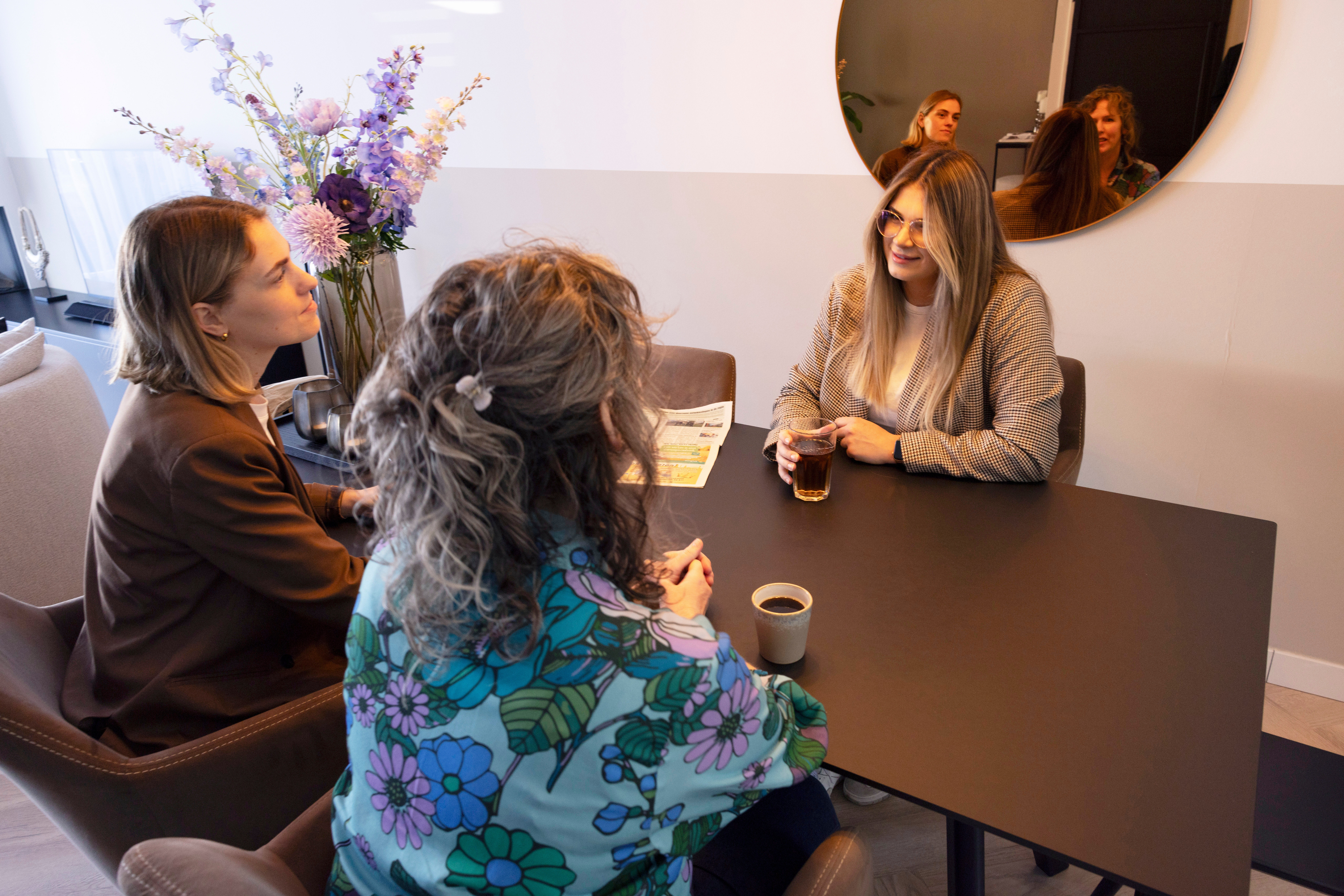 GG Net Preventie ontmoeting bij de deur twee dames 058 HR
